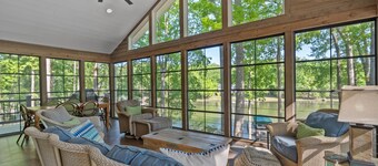 Secluded Lake Oconee 4 Bed/4 BA lakefront home w/ Private dock, 10 Min to Publix