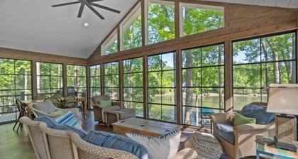Secluded Lake Oconee 4 Bed/4 BA lakefront home w/ Private dock, 10 Min to Publix