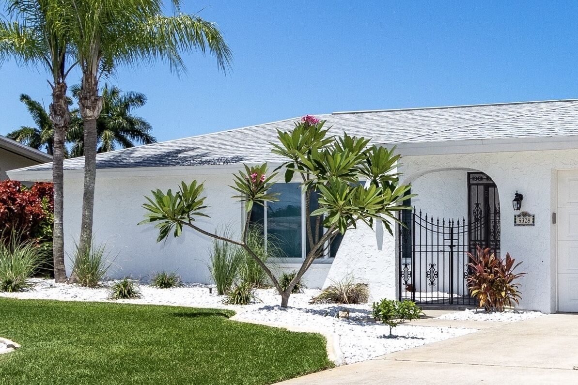 DIRECT ACCESS WATERFRONT. RELAX. Everything you need for a great vacation. 🌴