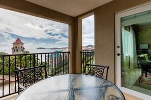 Outdoor dining - Marriott Frenchman's Cove (St Thomas)