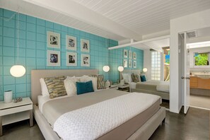 1 habitación, escritorio, tabla de planchar con plancha y cuna de viaje 