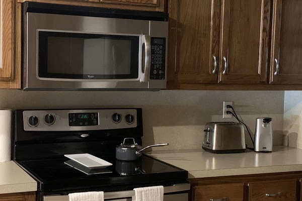 Frigorifero, microonde, forno, piano cottura
