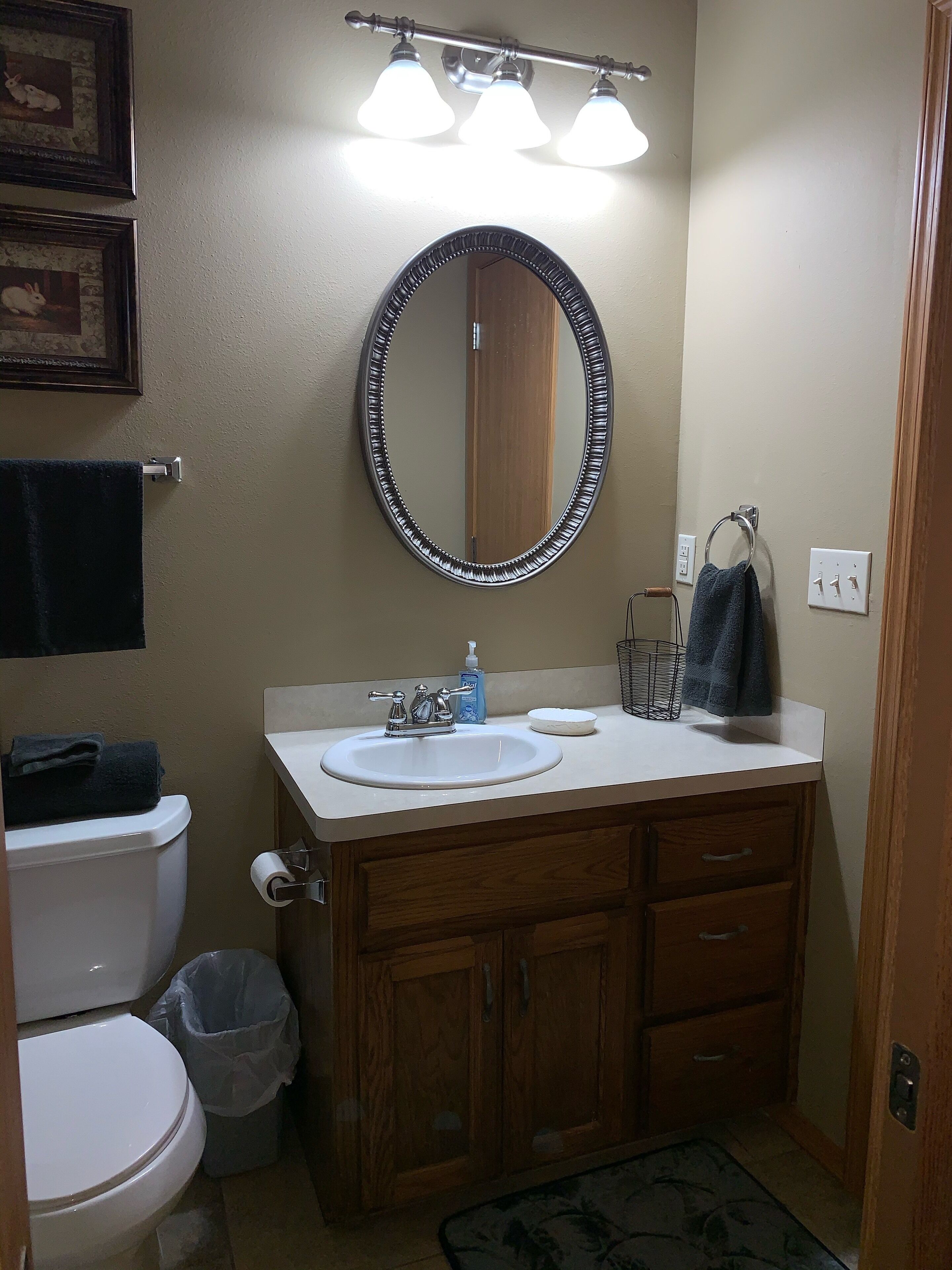 Suihkun ja ammeen yhdistelmä, hiustenkuivaaja, pyyhkeet, vessapaperi