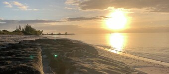 Spacious 3 Bed, 2 Bath Winter escape, near beach, includes car