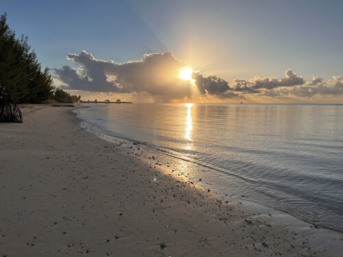 Spacious 3 Bed, 2 Bath Winter escape, near beach, includes car