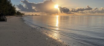 Spacious 3 Bed, 2 Bath Winter escape, near beach, includes car