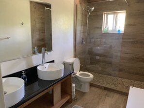 Dusche, Haartrockner, Handtücher, Seife