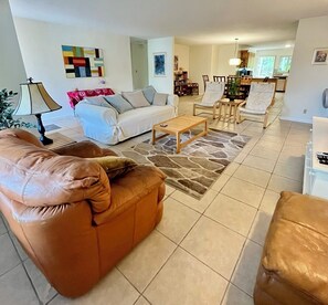 Smart TV, DVD player, music library, video library - Spacious 3 Bed, 2 Bath Winter escape, near beach, includes car (Unknown)