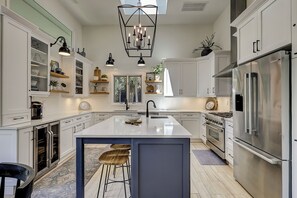 Réfrigérateur, four à micro-ondes, un four, surface de cuisson