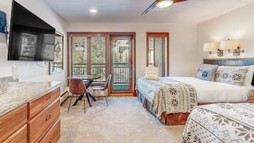 Een strijkplank/strijkijzer, internet, beddengoed