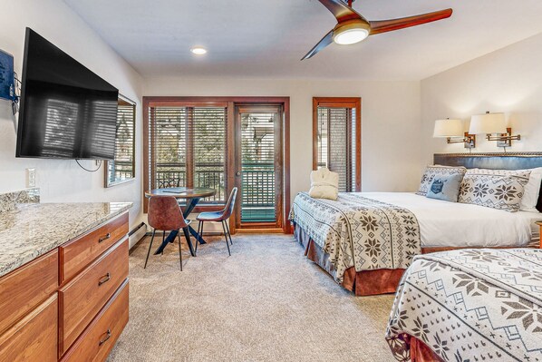 Tabla de planchar con plancha, internet y ropa de cama 