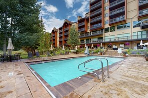 A heated pool - Condo in ski-In/out complex with WiFi, pool, hot tubs & shared laundry (Vail)
