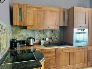 Fridge, microwave, oven, stovetop - Old Town Oasis: Artistic 2-Bedroom Gem Residence in the Crown of Barbican Walls (Warszawa)