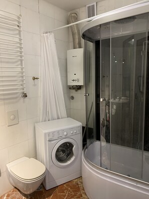 Douche, sèche-cheveux, serviettes fournies, savon