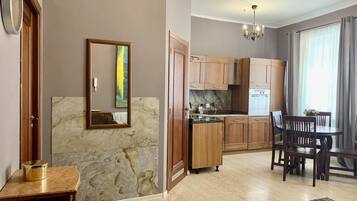 Fridge, microwave, oven, stovetop