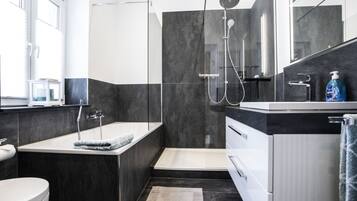 Badewanne, Haartrockner, Handtücher, Seife