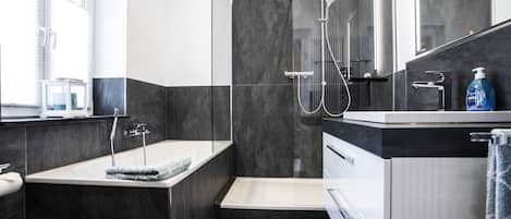 Badewanne, Haartrockner, Handtücher, Seife