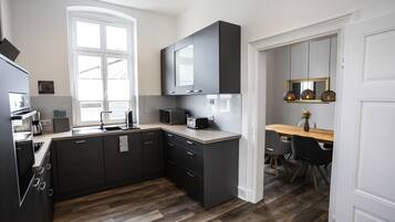 Kühlschrank, Mikrowelle, Ofen, Herdplatte