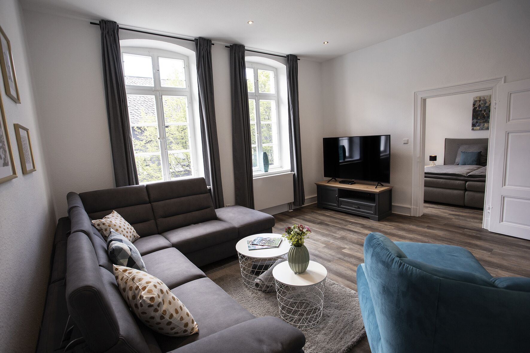 Een smart-tv, boeken en een stereo