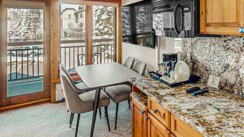 Een magnetron, een koffiezetapparaat/waterkoker