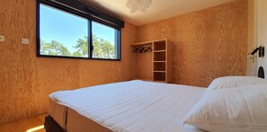 3 bedrooms, desk, travel crib, free WiFi