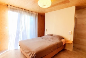 3 bedrooms, desk, travel crib, free WiFi