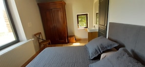 2 slaapkamers, een strijkplank/strijkijzer, gratis wifi, beddengoed