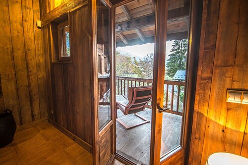Beautiful chalet, private garden, hot-tub, 2 minutes' walk to Samoens centre