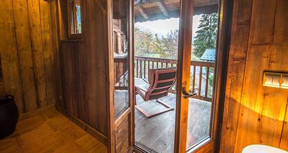 Beautiful chalet, private garden, hot-tub, 2 minutes' walk to Samoens centre
