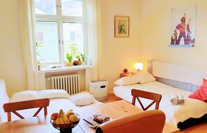 1 soverom, skrivebord, wi-fi (inkludert) og sengetøy