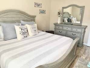 4 Schlafzimmer, Schreibtisch, Bügeleisen/Bügelbrett, Reisekinderbett