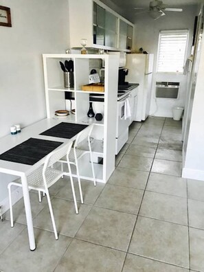 Classic Studio | Private kitchen - Petrina Apartments (Pompano Beach)
