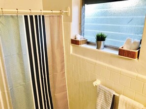 Classic Studio | Bathroom | Towels - Petrina Apartments (Pompano Beach)