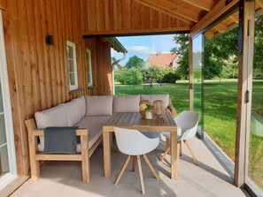 Outdoor dining - New holiday home on an old farm plot directly on the nature reserve (Südheide OT Oldendorf)