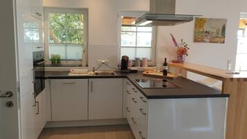 Réfrigérateur, micro-ondes, plaque de cuisson, lave-vaisselle