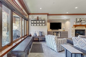 TV, fireplace, books - Ski-in/out, 1st-floor villa w/ fireplace, fast WiFi, shared hot tub/pool/laundry (Vail)