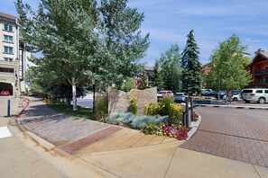 Property grounds - Ski-in/out, mountain view studio w/ fast WiFi & shared pool, hot tubs, laundry (Vail)