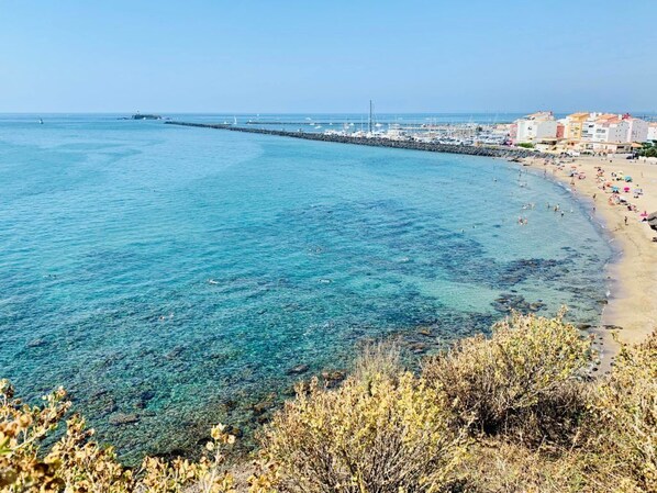 Sur la plage, chaise longue