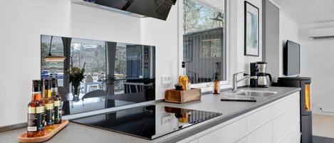 Refrigerador, parrilla de estufa, lavavajillas y cafetera y tetera