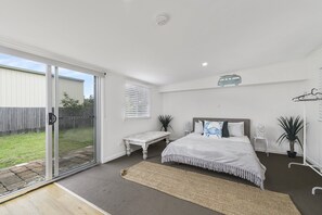 3 habitaciones, tabla de planchar con plancha, internet y ropa de cama 