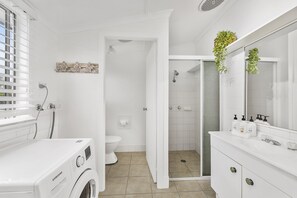 Regadera y secadora de cabello 