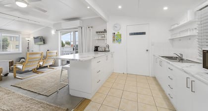 Frangipani Cottage - walk to river, beach, eateries