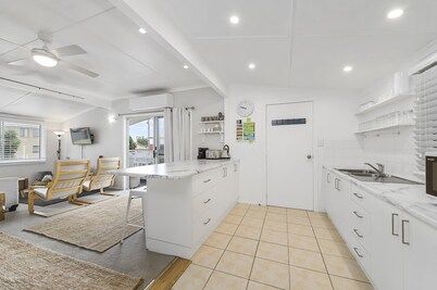 Frangipani Cottage - walk to river, beach, eateries