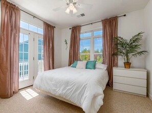 4 bedrooms, WiFi, bed sheets - Great Vacation Townhouse w/ Plenty of Space & 3 Decks Near Beaches and Shopping! (Rehoboth Beach)