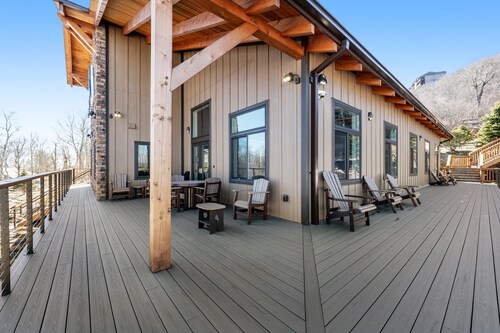 Cozy condo near the slopes with a full kitchen & furnished deck with great views