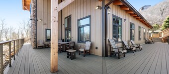 Cozy condo near the slopes with a full kitchen & furnished deck with great views