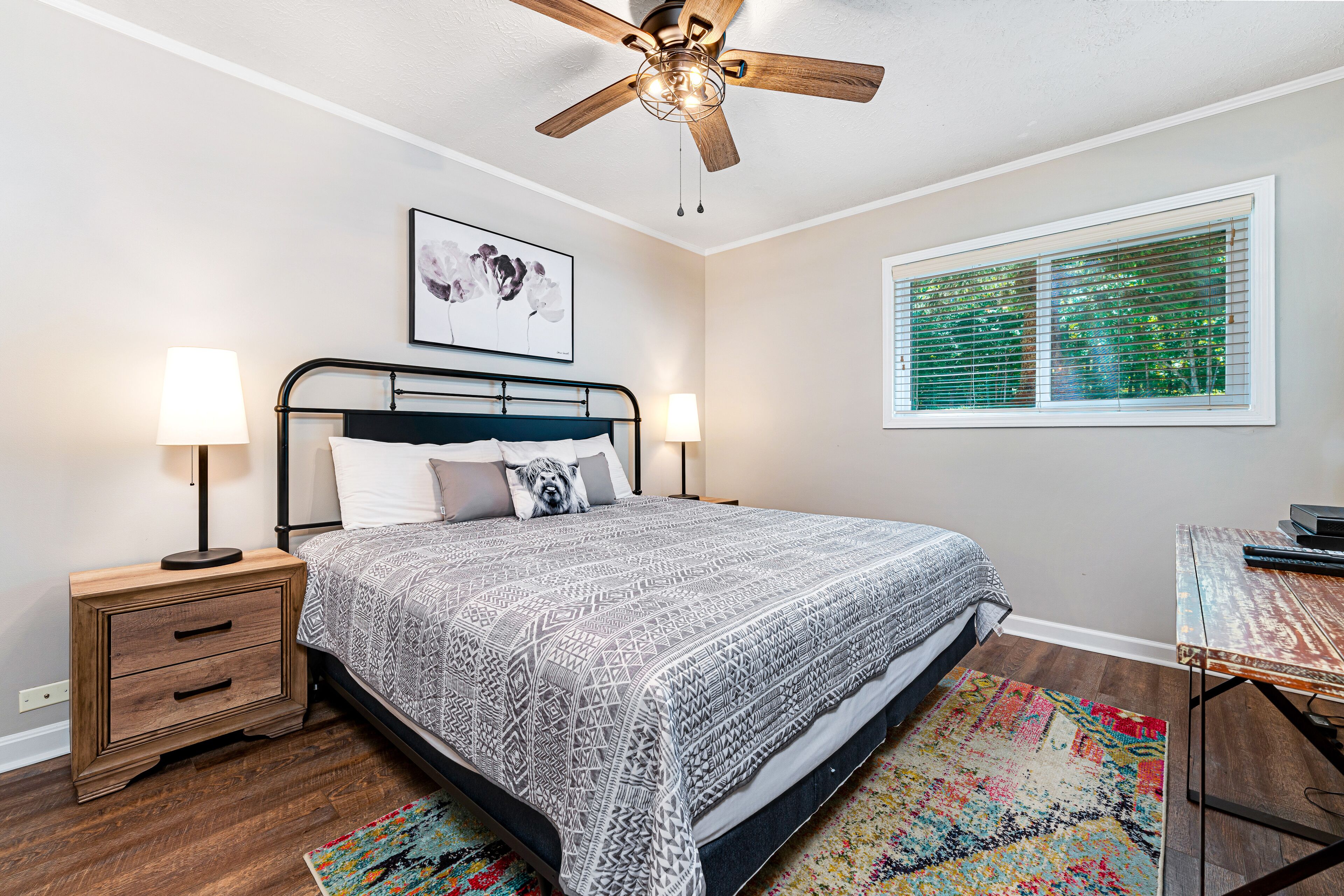 2 室のベッドルーム、アイロン / アイロン台、インターネットアクセス (無料)、ベッドシーツ