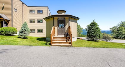 Cozy condo near the slopes with a full kitchen & furnished deck with great views