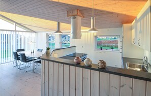  ثلاجة، موقد طهي مسطح، غسالة أطباق، ماكينة لصنع القهوة/الشاي