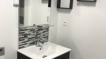 SĂšche-cheveux, serviettes fournies, savon, papier toilette